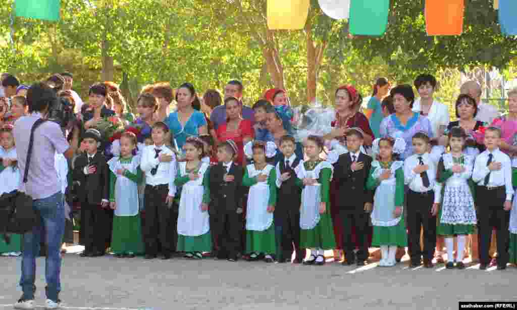 T&uuml;rkmenabat ş&auml;heriniň 11-nji mekdebind&auml;ki dabara.