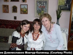 Ірина Калинець із донькою та онукою