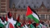 Palesztinbarát tüntetők gyülekeznek a Nemzetközi Bíróság (ICJ) közelében Hágában, Hollandiában 2024. január 12-én
