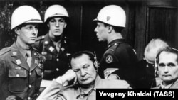 Обвиняемые Герман Геринг и Рудольф Гесс (слева направо) на скамье подсудимых в "Зале 600" Дворца юстиции во время судебного процесса над группой главных нацистских военных 