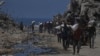 Palestinci nose vreće sa brašnom istovrene za humanitarnog konvoja koji je stigao u Gazu 22. jula 2025. usred raširene nestašice hrane