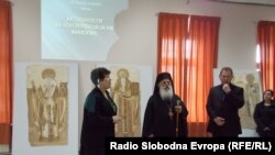 Архивска фотографија- владиката Петар во музејот на икони во Битола