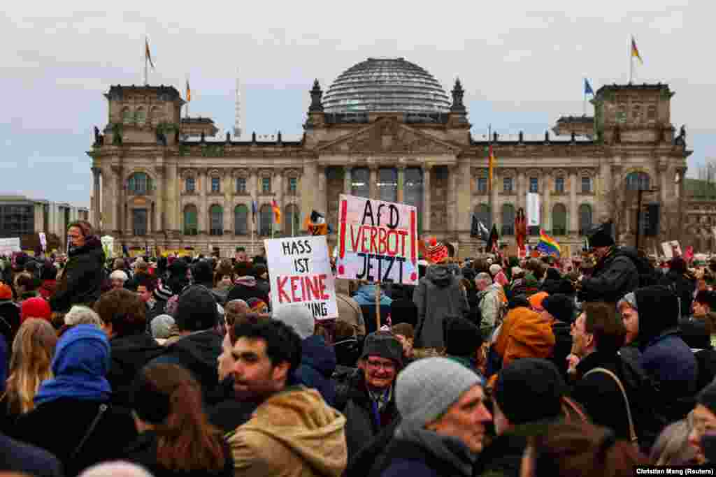 Protestues duke bërë thirrje për ndalimin e AfD-së.