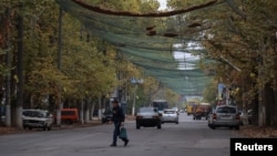 Над улицами в Херсоне натянуты антидроновые сетки. В городе остается около 60 тысяч жителей. Херсон, 2 октября 2025 года