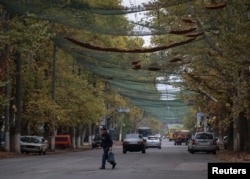 Улица в Херсоне, закрытая сеткой от дронов, октябрь 2025 года