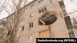 Пошкоджений обстрілами будинок в Авдіївці