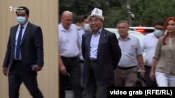 Аскар Акаев выходит из здания ГКНБ Кыргызстана (Бишкек), 2 августа 2021 г.
