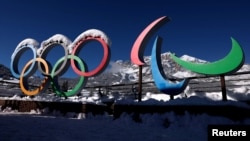 ზამთრის ოლიმპიური თამაშების ემბლემები. კორტინა დამპეცო, იტალია. 26 იანვარი, 2026.