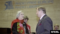 Yelena Bonner (left) with Czech President Vaclav Havel at RFE/RL's 50th anniversary celebrations in Prague in 2001