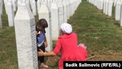 Detalj uoči dženaze u Potočari za žrtve srebreničkog genocida (11. jul 2021)