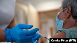 Egy nő megkapja a Pfizer-BioNTech koronavírus elleni oltóanyag harmadik, emlékeztető adagját a balassagyarmati kórházban 2021. szeptember 7.-én.