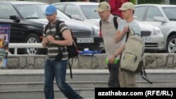 Daşary ýurtly syýahatçylar Aşgabada aýlanýarlar.