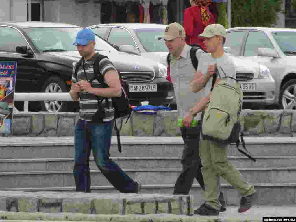 Daşary &yacute;urt turistleri Aşgabady synla&yacute;arlar