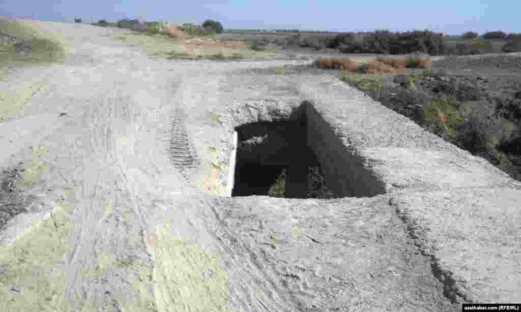 Ýolöten etrabynda ýumrulan köprüleriň biri