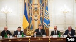 Ուկրաինայի անվտանգության խորհրդի քարտուղար Օլեքսանդր Տուրչինովը, Գերագույն ռադայի նախագահ Վոլոդիմիր Գրոյսմանը, նախագահ Պետրո Պորոշենկոն, վարչապետ Արսենի Յացենյուկը և գլխավոր դատախազ Վիկտոր Շոխինը մասնակցում են Անվտանգության խորհրդի նիստին, Կիև, 2-ը սեպտեմբերի, 2015թ.