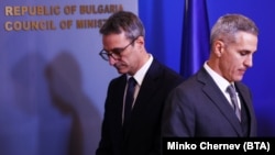 Министърът на енергетиката Трайчо Трайков и министър-председателят Андрей Гюров след среща с министъра на икономиката и индустрията и министъра на регионалното развитие и благоустройството заради сигнали за високи сметки за ток и цените на питейната вода. София, 27 февруари 2026.