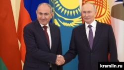 Ռուսաստանի նախագահ Վլադիմիր Պուտինը ողջունում է Հայաստանի վարչապետ Նիկոլ Փաշինյանին, Սանկտ Պետերբուրգ, 21-ը դեկտեմբերի, 2025թ., լուսանկարը՝ Կրեմլի պաշտոնական կայքէջից
