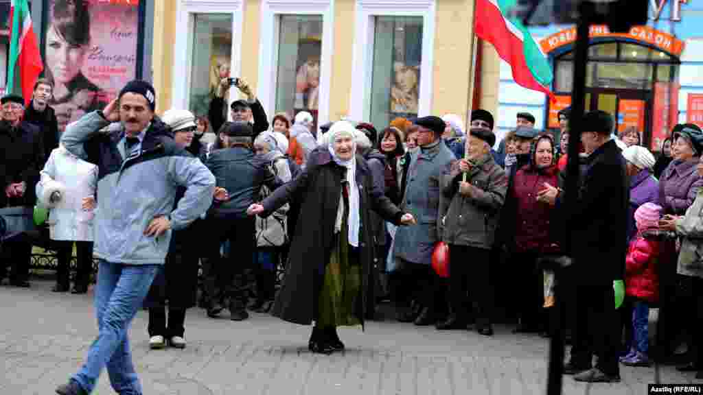 Татарча да биеделәр, биючеләр арасында&nbsp;Мөслимәләр оешмасы рәисәсе&nbsp;Әлмирә&nbsp;Әдиятуллина да бар иде 