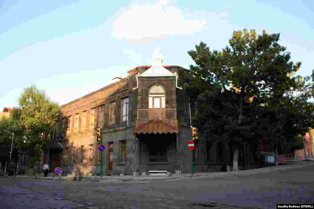 1878-ci il Balkan müharibəsindən ta 1920-ci ilə qədər bu əraziləri idarə edən Çar Rusiyası zamanı şəhərdə inşa edilmiş binalar.