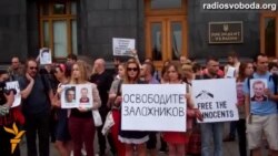 Учасники протесту вимагають дій влади для звільнення заручників