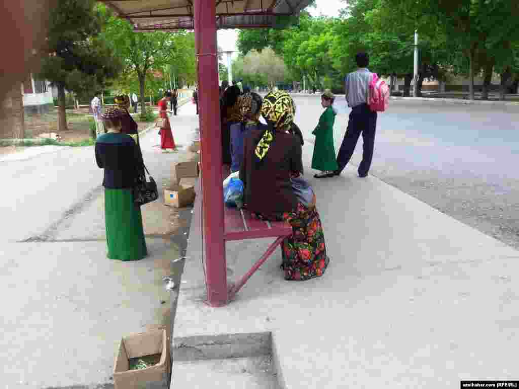 Awtobus duralgasyndaky adamlar