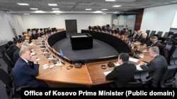 Kryeministri në detyrë i Kosovës, Albin Kurti, gjatë takimit me diplomatët e akredituar në Kosovë. 