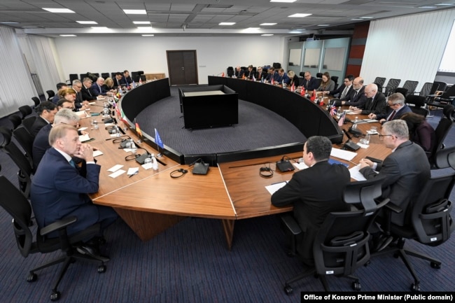 Kryeministri i Kosovës, Albin Kurti, gjatë takimit me diplomatët e akredituar në Kosovë.