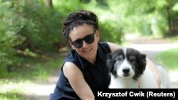 Пісьменьніца Вольга Такарчук разам з сабакам ва Ўроцлаве