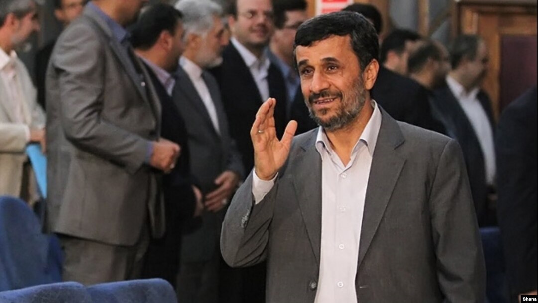 محمود احمدی‌نژاد، رئیس جمهوری پیشین ایران، در ماه‌های اخیر بارها از قوه قضاییه انتقاد کرده است.