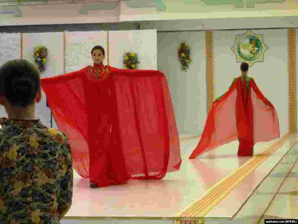 3-nji iýunda Aşgabatda “Türkmenistanyň dokma senagatynyň Garaşsyzlyk ýyllarynda ýeten sepgitleri we geljegi” atly dokma önümleriniň halkara sergisi açyldy. 