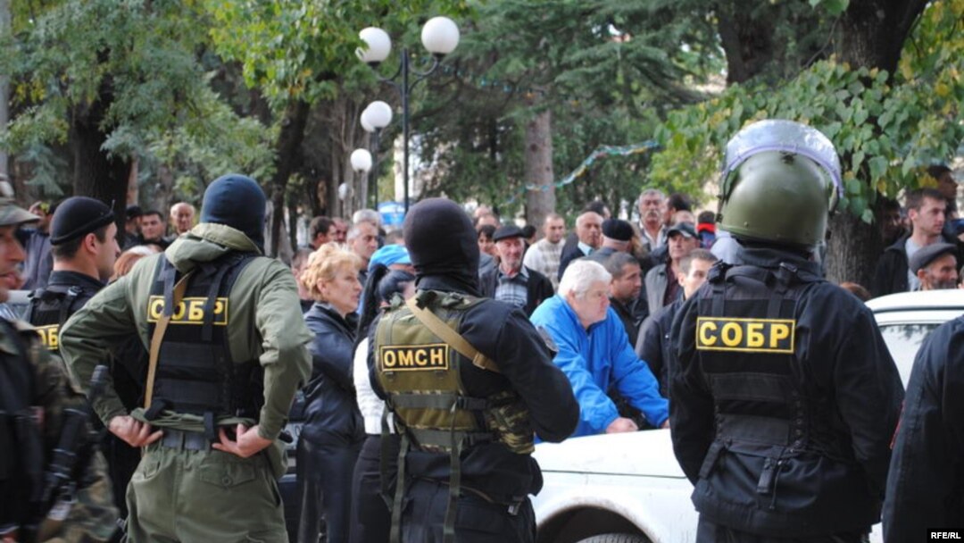За 2014 год в республике было зарегистрировано 192 преступления, процент раскрываемости – 75%, что куда лучше прошлогодних показателей. Правоохранители чаще всего борются с квартирными кражами, убийств в республике, по статистике, почти нет, правда, есть пропавшие без вести