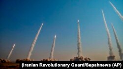 Іранська армія проводить військові навчання з участю балістичних ракет і безпілотників у центральній пустелі країни. 15 січня 2021 року