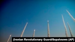 Testimi i raketave balistike dhe dronëve në një shkretëtirë të Iranit, 15 janar 2021.