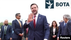 Nënpresidenti amerikan, JD Vance, pas arritjes në Pakistan. 