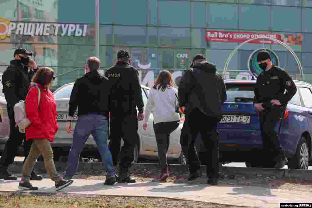 Задержание девушки на улице Сурганова