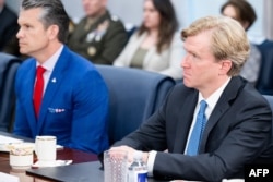 Елбрідж Колбі (праворуч), заступник міністра оборони США з питань політики та міністр оборони США Піт Гегсет (ліворуч) у Пентагоні у Вашингтоні, округ Колумбія, 21 липня 2025 року