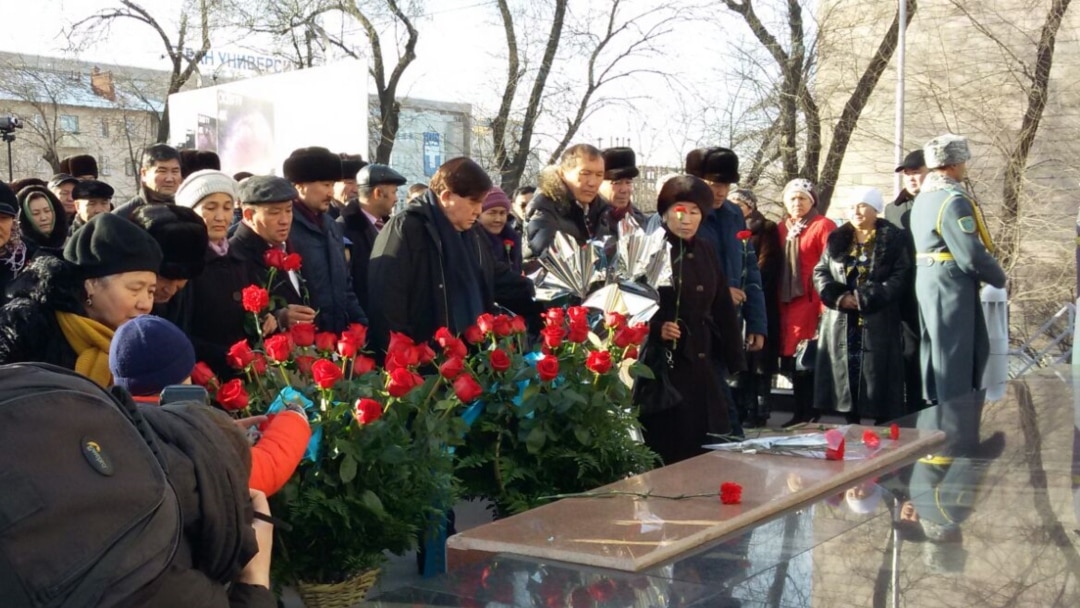 Әйелі достарын трахает ететін видео