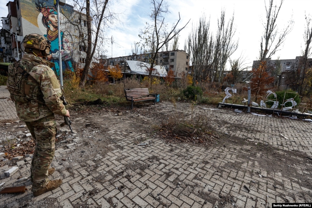 Një ushtar ukrainas në Avdijivka qëndron pranë shkronjave të dëmtuara të një tabele "I Love Avdijivka" në nëntor të vitit 2023, kur fotoreporteri i Radios Evropa e Lirë, Serhiy Nuzhnenko, e vizitoi për herë të fundit para pushtimit të qytetit. Ushtria ruse kapi Avdijivkan në shkurt të vitit 2024 dhe faza e fundit e betejës zgjati më shumë se pesë muaj.