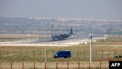 Թուրքիա - Hercules C-130 ռազմական օդանավը Ինջիրլիքի ռազմակայանում, 28-ը հուլիսի, 2015թ․