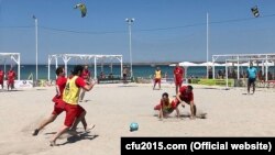 Одна из игр турнира по пляжному футболу в Оленевке