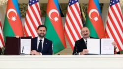 Cey Di Vens və İlham Əliyev ABŞ-Azərbaycan Strateji Tərəfdaşlıq Xartiyasının imzalanmış nüsxələrini nümayiş etdirirlər.