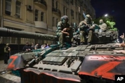 Бойци от "Вагнер" седят върху танк в Ростов на Дон