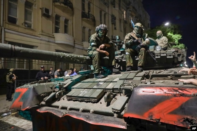 Бойцы ЧВК «Вагнер» сидят на танке во время мятежа на одной из центральных улиц Ростова-на-Дону, Россия, 24 июня 2023 года