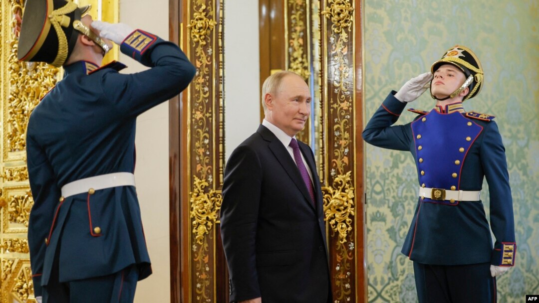 Президент России Владимир Путин проходит мимо почетного караула, направляясь на встречу с избранным президентом Индонезии Прабово Субианто в Кремле, Москва, 31 июля 2024 года. (Фото: Максим Шеметов / POOL / AFP)