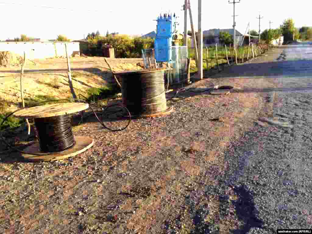 Mary welaýatynyň käbir obalarynda telefon kabelleri çalyşylýar.