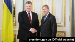 Президент України Петро Порошенко (ліворуч) і комісар ЄС з питань Європейської політики сусідства та переговорів із розширення Йоганнес Ган. Київ, 15 листопада 2015 року