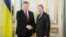 Президент України Петро Порошенко (ліворуч) і комісар ЄС з питань Європейської політики сусідства та переговорів із розширення Йоганнес Ган. Київ, 15 листопада 2015 року