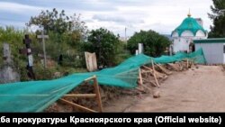 Уничтоженный забор Троицкого кладбища в Красноярске