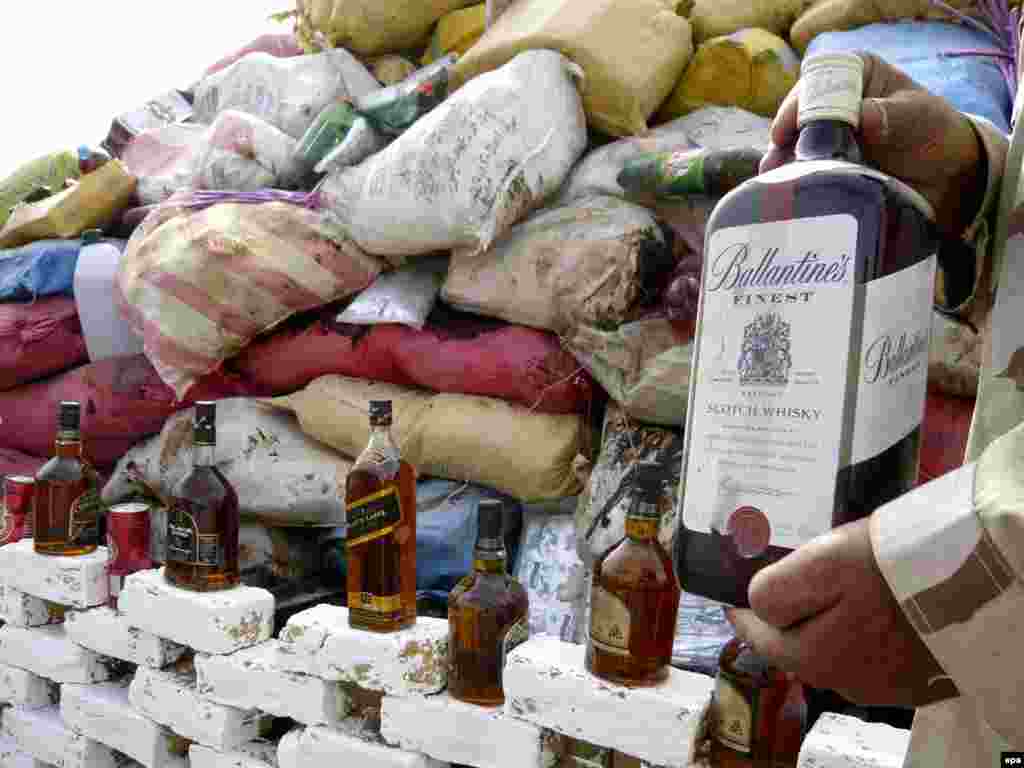 Pakistan - Zaplijenjena droga - Oko 135 kilograma droge i raznih vrsta alkohola je spaljeno u oblasti Quetta. 