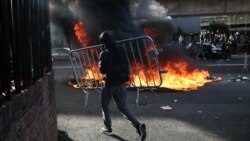 در شهر لیل گروهی از معترضان سطل‌های زباله را به آتش کشیدند